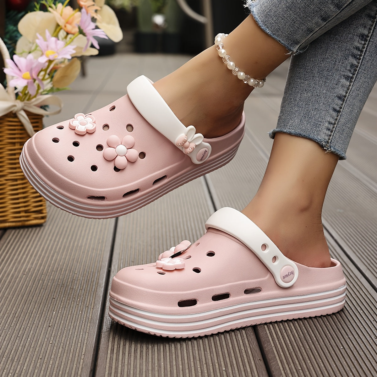 Cute Clogs Comfortable Women's Thick Soled Breathable Clogs Slip On Garden Shoes for Casual Beach and Indoor Wear Floral Decorations