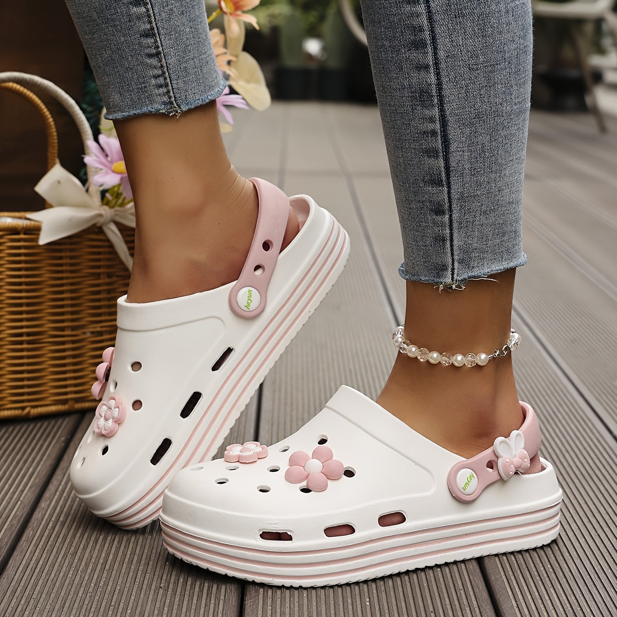Cute Clogs Comfortable Women's Thick Soled Breathable Clogs Slip On Garden Shoes for Casual Beach and Indoor Wear Floral Decorations